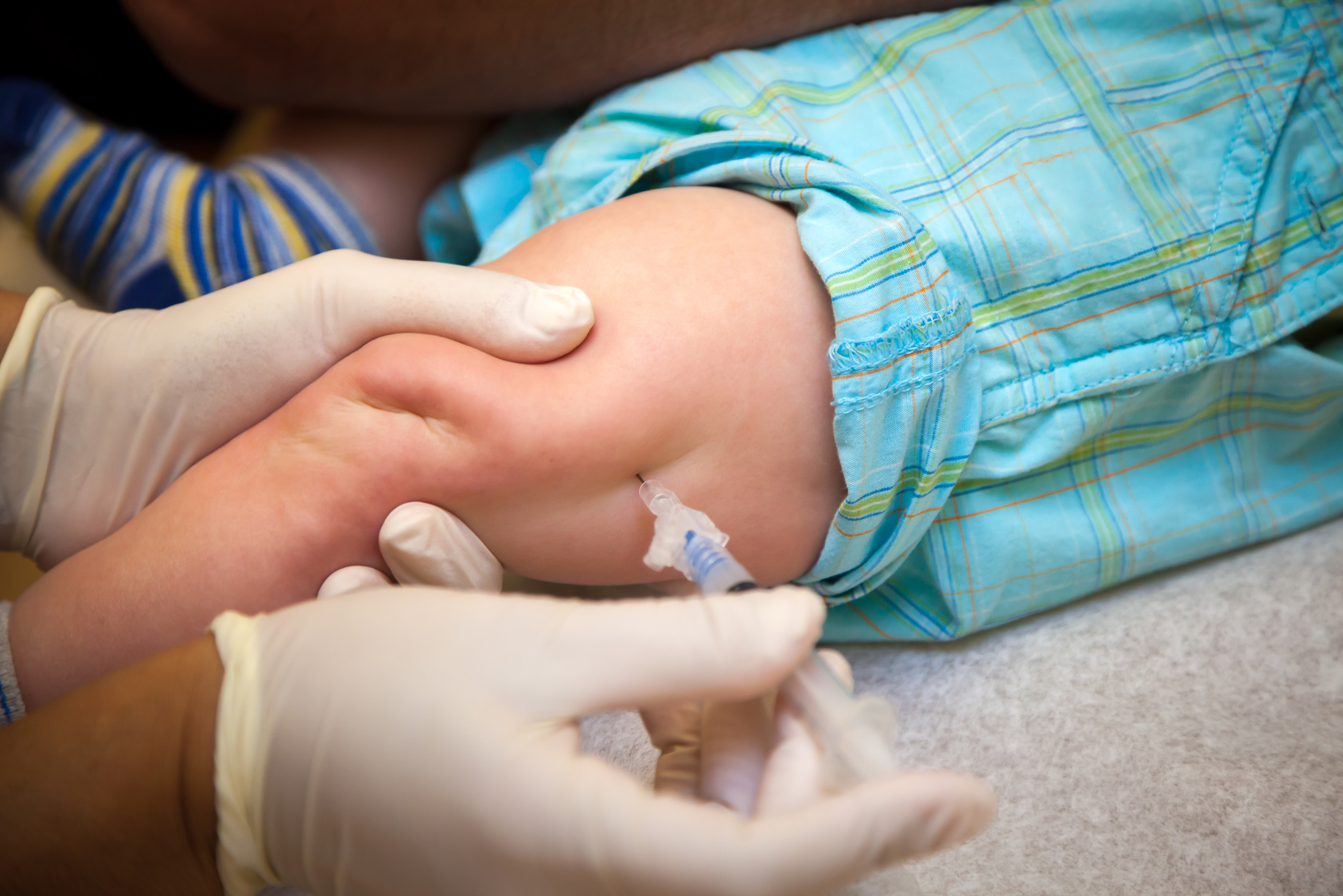 Прививка в ножку ребенку. Вакцинация детей в бедро детям. Место введения прививки АКДС детям. Уколы маленьким детям.