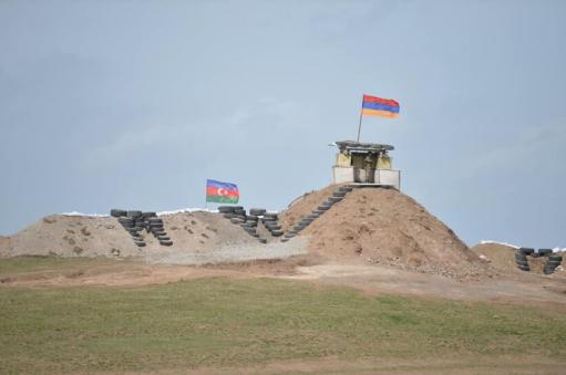 davit-hakobyan-armenia-azerbaijan-flags-border-1-1-822x546